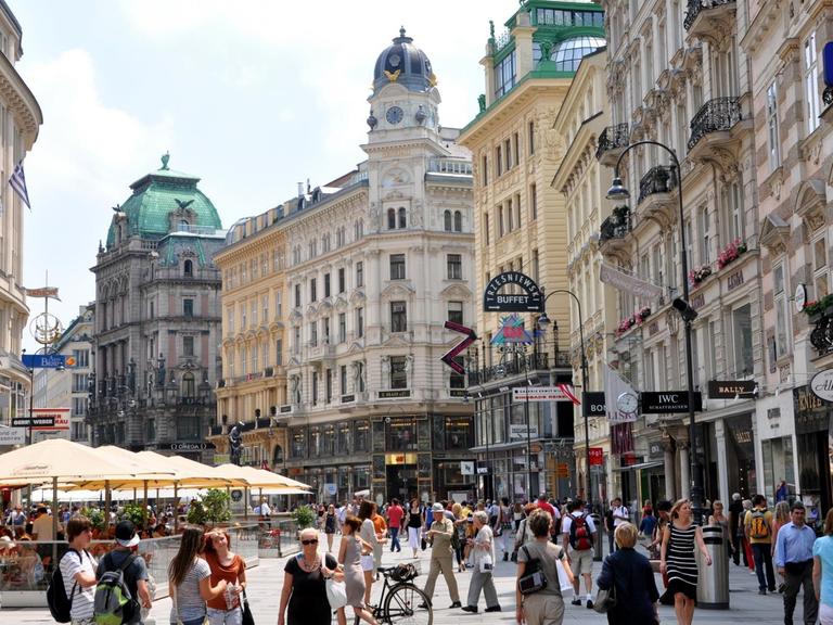 Der Graben in der Wiener Altstadt mit einem platzartig gestalteten Fußgängerbereich.
