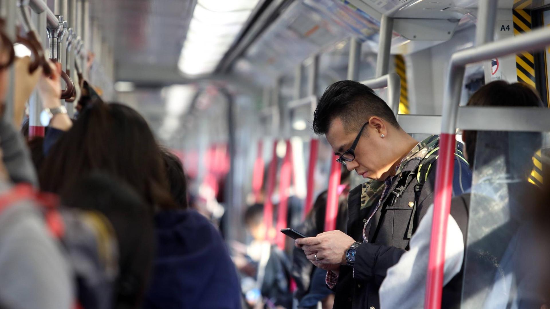 Menschen in der U-Bahn in Hong Kong