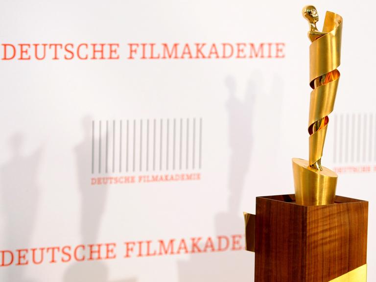 Die "Lola"-Trophäe wird am 28.03.2014 in Berlin bei der Bekanntgabe der Nominierungen für den Deutschen Filmpreis 2014 präsentiert. Der Preis soll am 09.05.2014 verliehen werden.