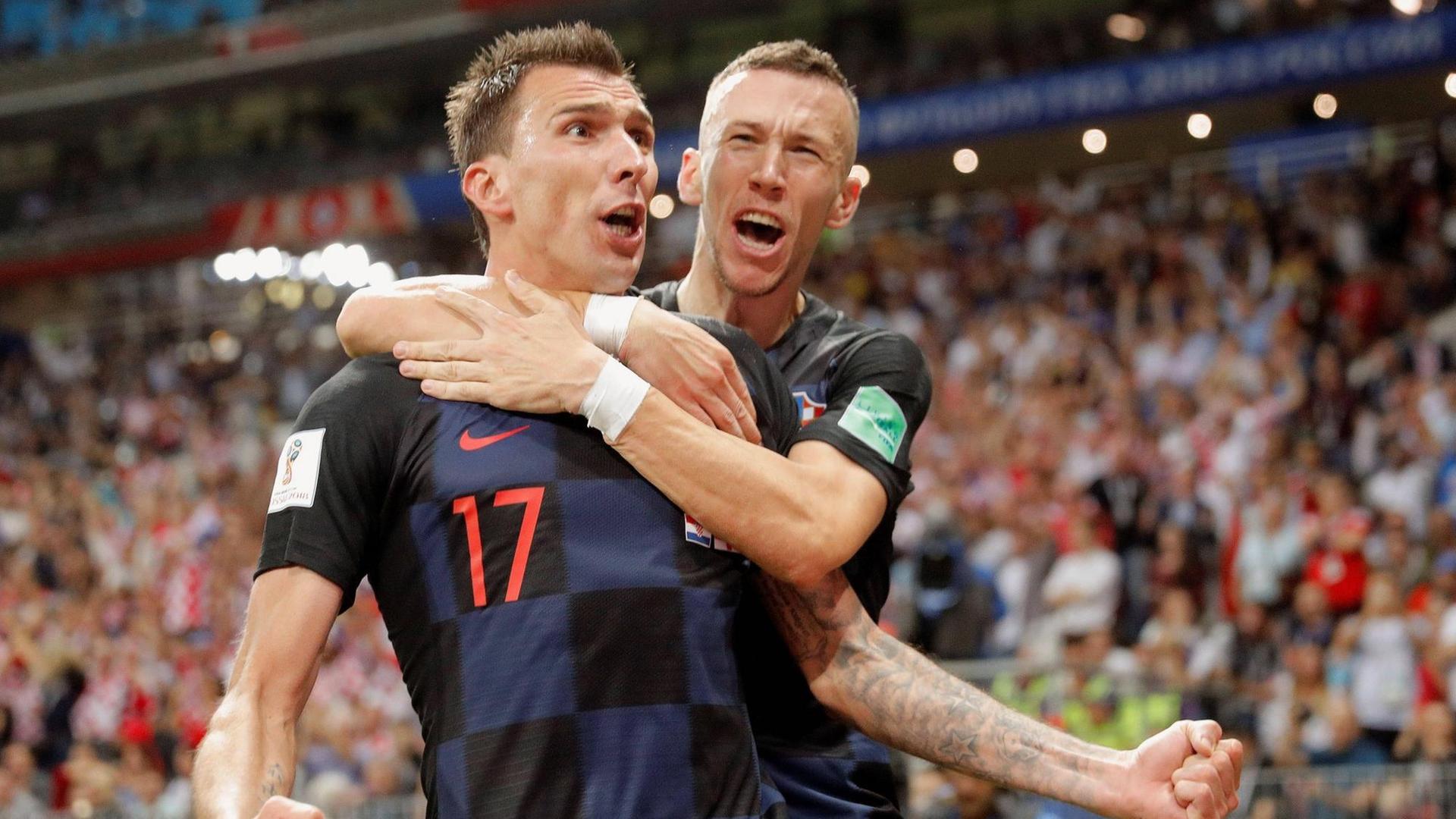 Das Bild zeigt jubelnde kroatische Fußballspieler nach dem Halbfinalsieg über England.