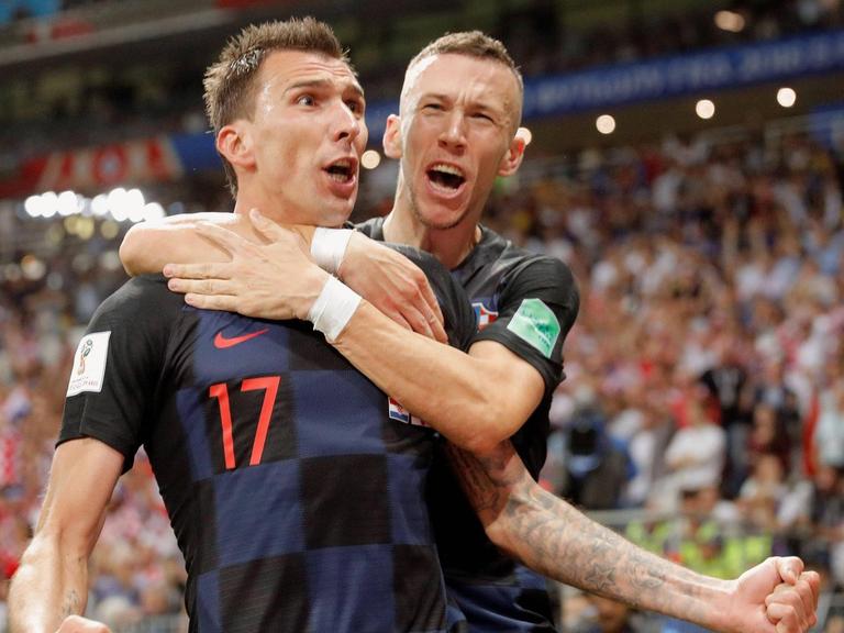 Das Bild zeigt jubelnde kroatische Fußballspieler nach dem Halbfinalsieg über England.