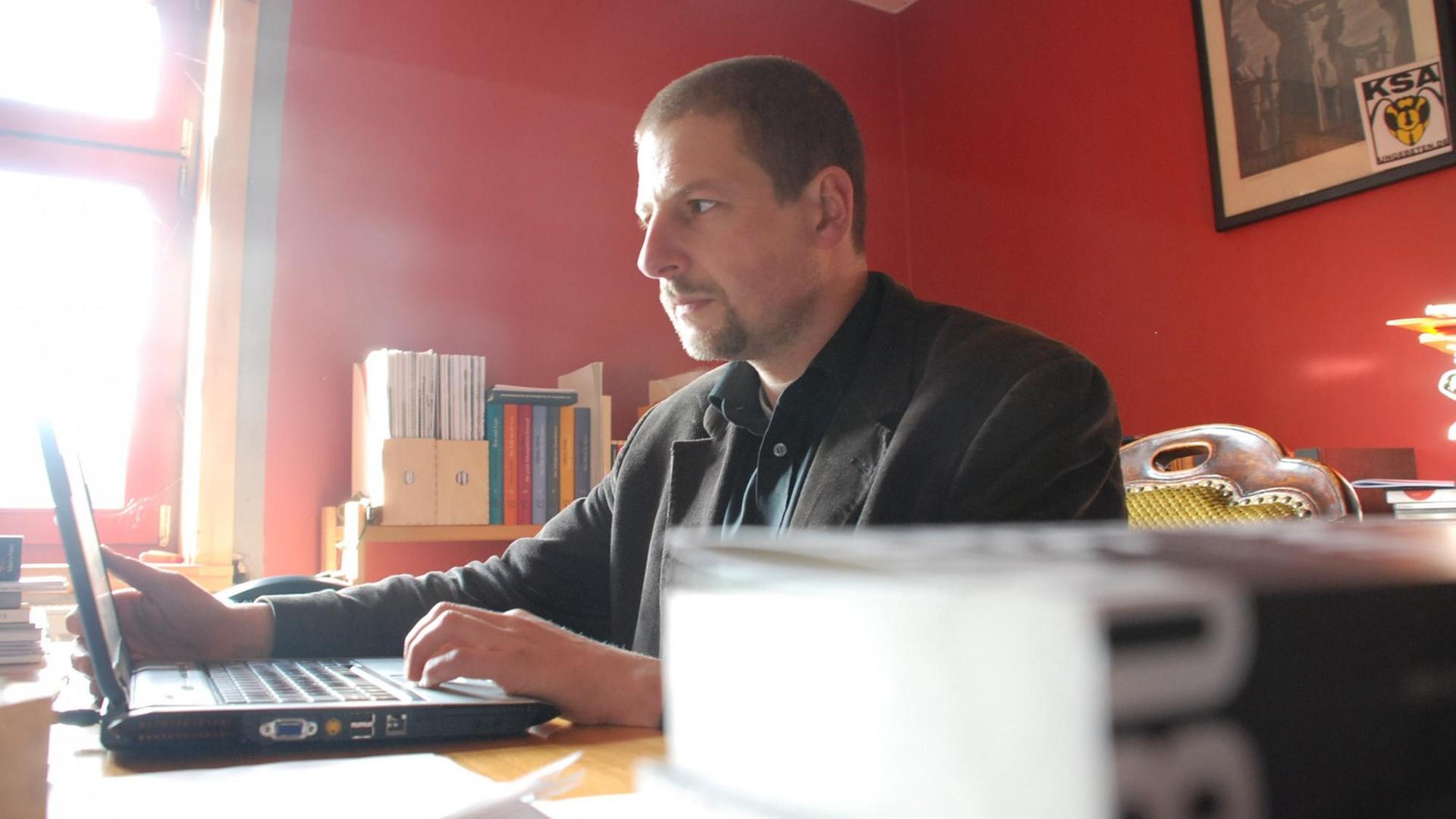 Der rechte Verleger Götz Kubitschek, aufgenommen in seinem Arbeitszimmer in Schnellroda