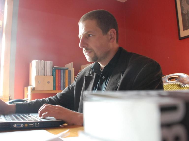 Der rechte Verleger Götz Kubitschek, aufgenommen in seinem Arbeitszimmer in Schnellroda