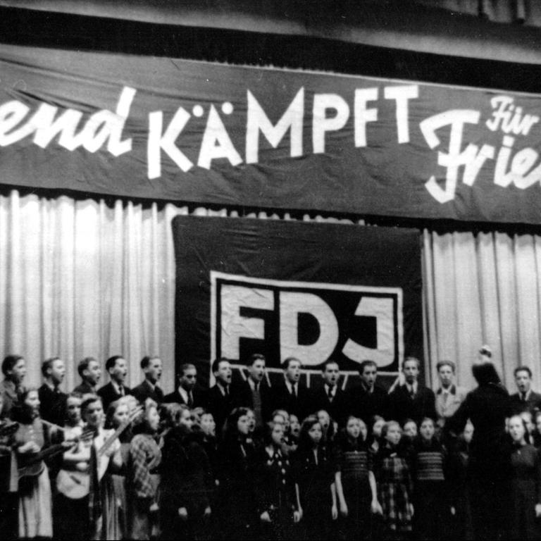 (dpa files) - The youth association of the Soviet zone of occupation celebrates the founding of the FDJ (Freie Deutsche Jugend/free German youth) in the Soviet sector of Berlin, 8 November 1947. The banner on the wall reads 'Die Jugend kaempft fuer den Frieden!' (the youth fights for peace!). The FDJ was admitted on 7 March 1946 in the Soviet sector. After the founding of the German Democratic Republic in 1949 the FDJ was the only admitted association for teenagers from the age of 14. Its task was to educate the youth politically and ideologically.