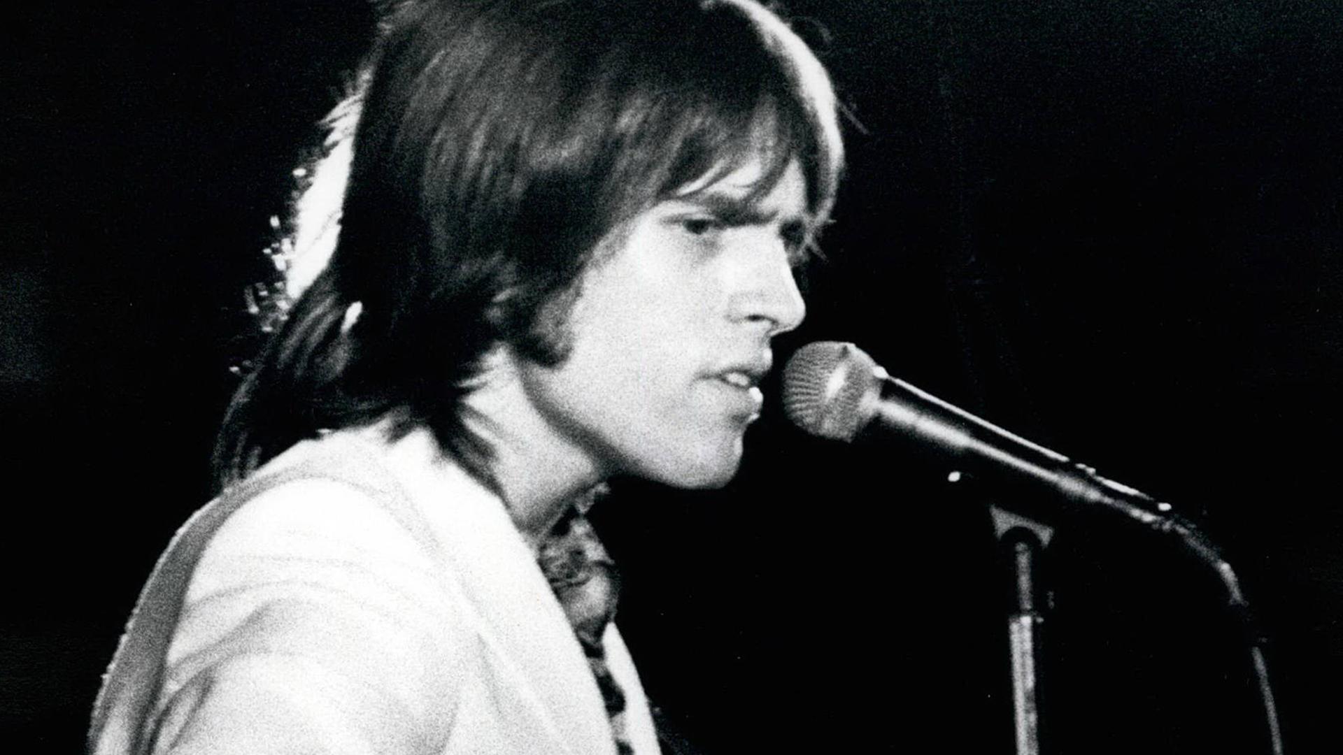 Der Songwriter Eric Andersen bei einem Konzert in New York 1965