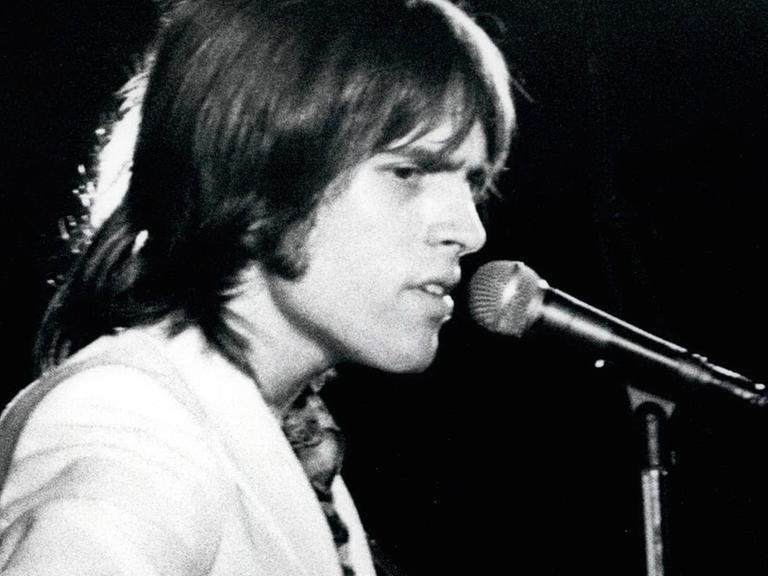 Der Songwriter Eric Andersen bei einem Konzert in New York 1965
