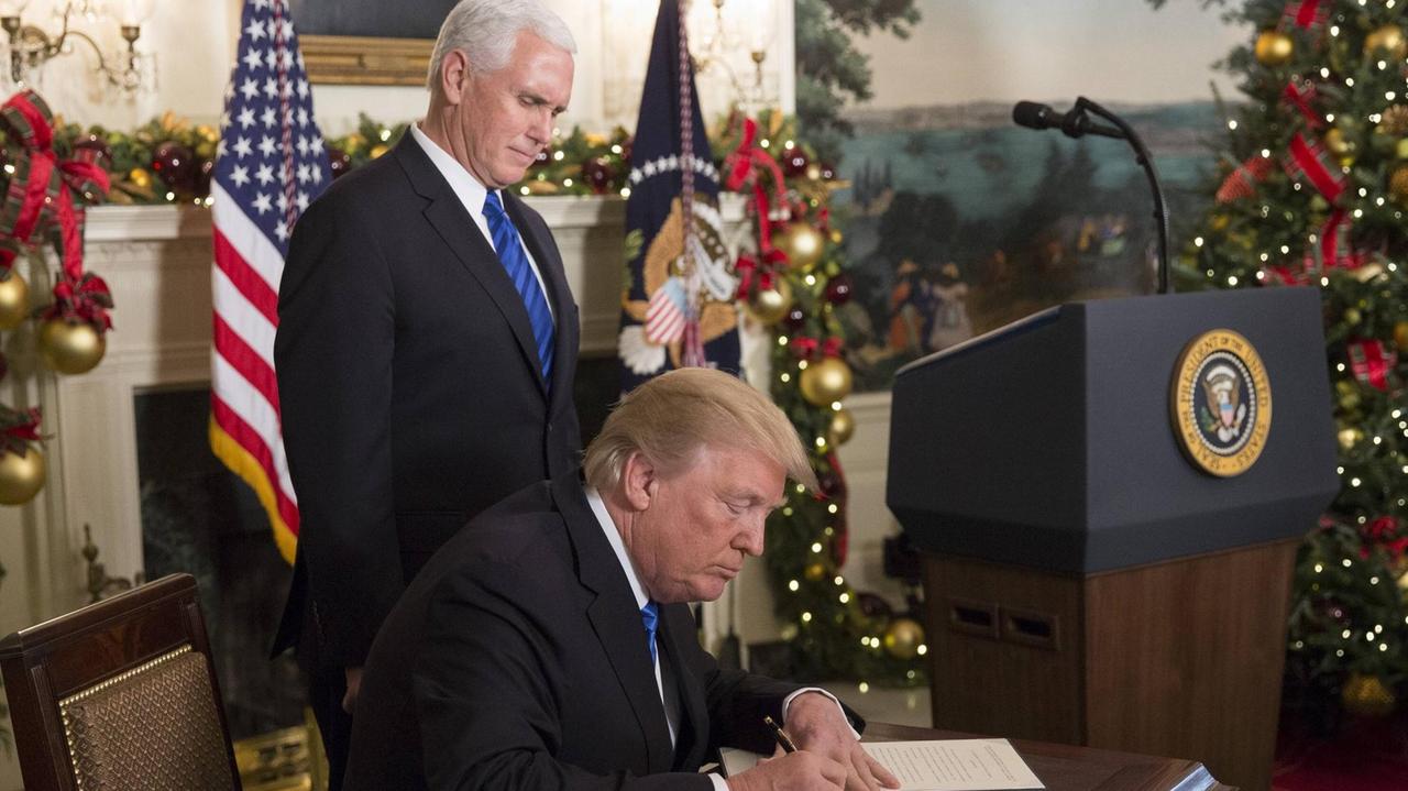 US-Präsident Donald Trump unterzeichnet eine Absichtserklärung die US-Botschaft von Tel Aviv nach Jerusalem zu verlegen
