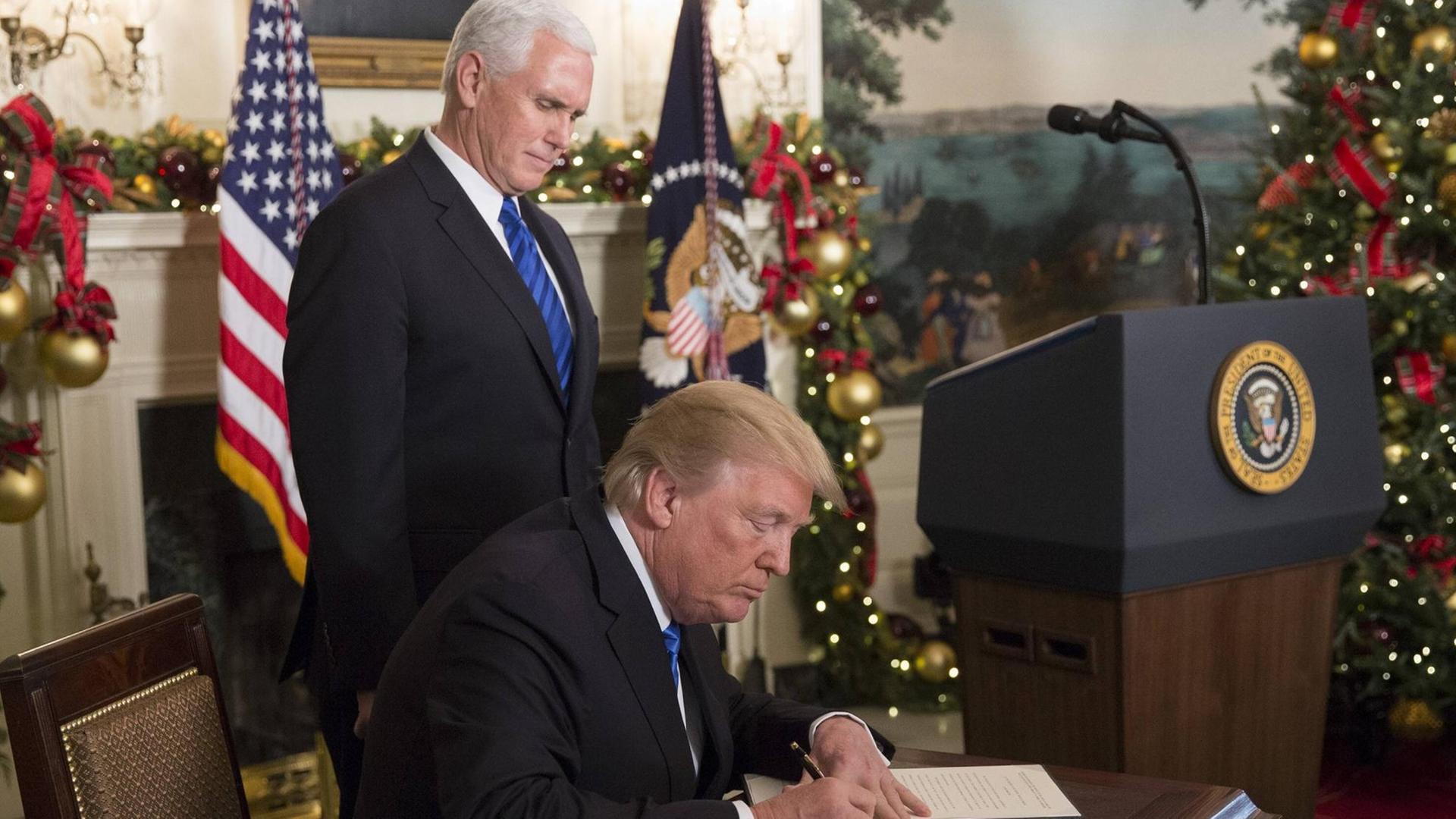 US-Präsident Donald Trump unterzeichnet eine Absichtserklärung die US-Botschaft von Tel Aviv nach Jerusalem zu verlegen