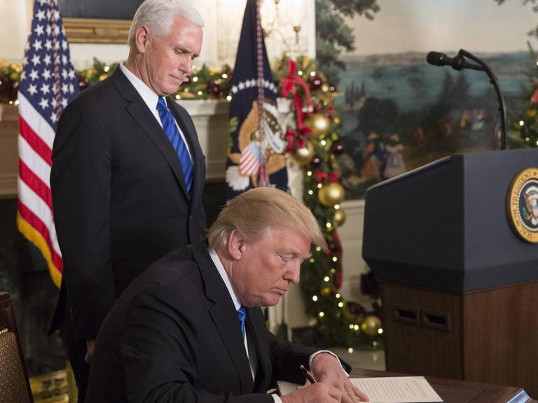 US-Präsident Donald Trump unterzeichnet eine Absichtserklärung die US-Botschaft von Tel Aviv nach Jerusalem zu verlegen