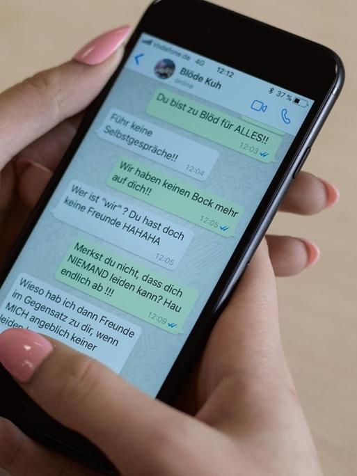 Digitales Mobbing. Symbolaufnahme am 16.01.2018 in Düsseldorf Mobiltelefon mit WhatsApp - Gesprächsverlauf zum Thema Schülermobbing. Symbolfoto. Foto: Revierfoto Foto: Revierfoto/Revierfoto/dpa
