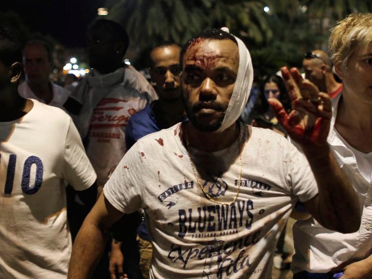 Ein verwundeter Israeli äthiopischen Ursprungs nach Protesten in Tel Aviv