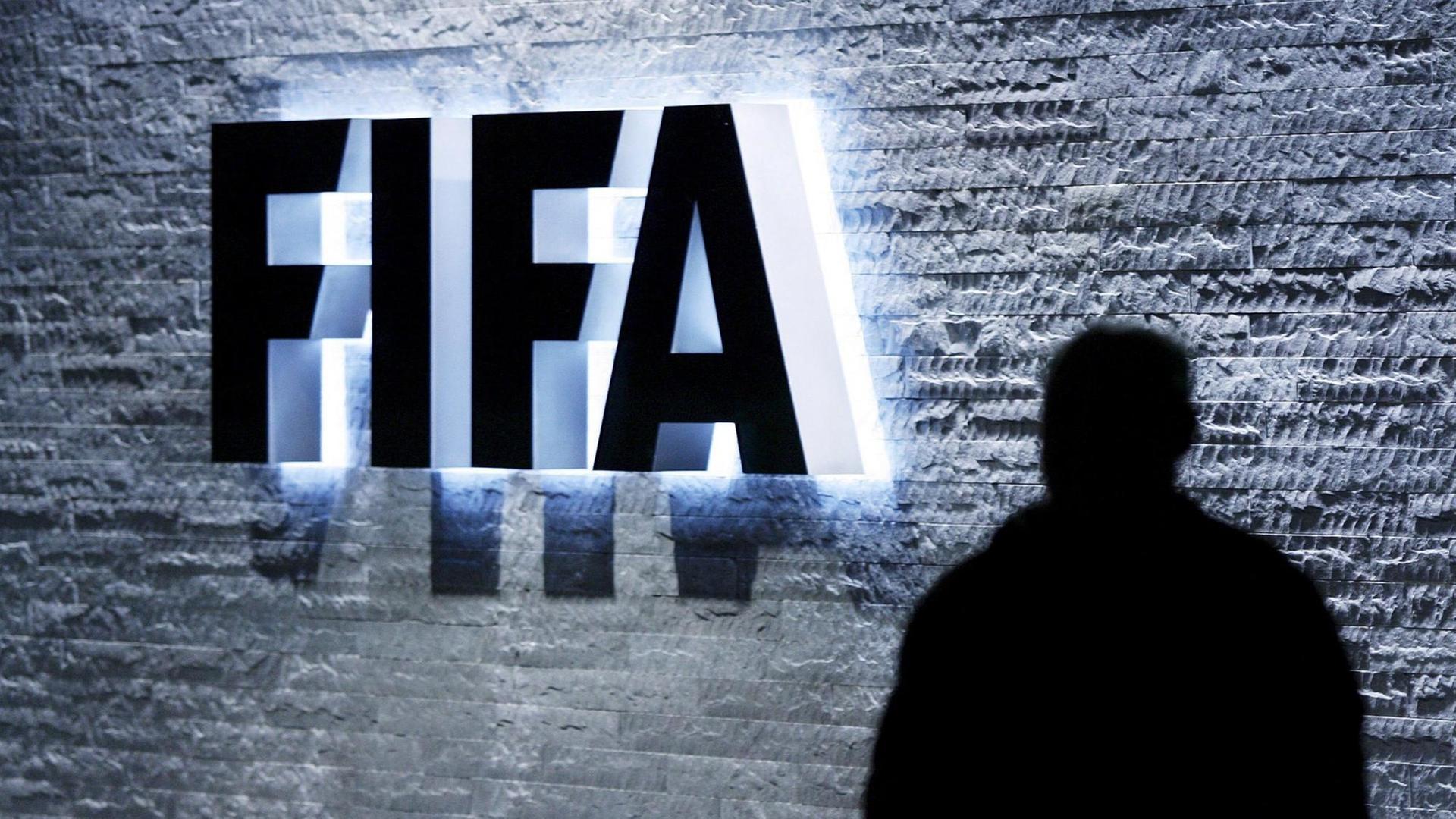 Das Logo des Weltfußballverbandes FIFA im Hauptquartier in Zürich.