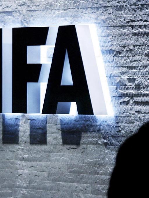 Das Logo des Weltfußballverbandes FIFA im Hauptquartier in Zürich.