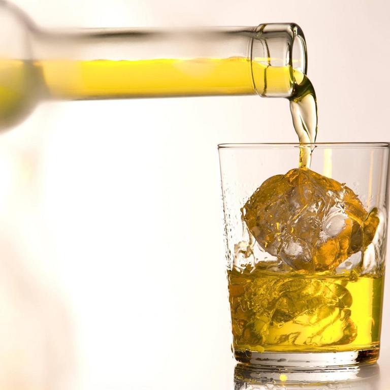 Whiskey in ein Glas mit Eiswürfeln.