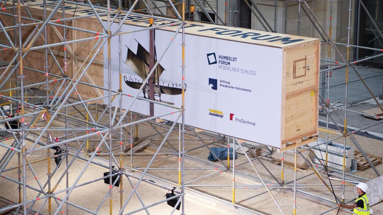 Eine Transport-Kiste mit dem ersten Ausstellungs-Großobjekt, einem ozeanischen Luf-Boot aus dem Ethnologischen Museum, wird im Humboldt-Forum in den Ausstellungssaal im ersten Obergeschoss gehoben. 