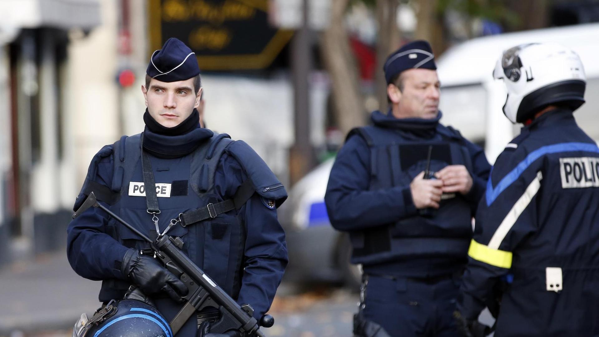 Polizisten patrouillieren nach den Anschlägen in der Nähe der Konzerthalle Bataclan in Paris.