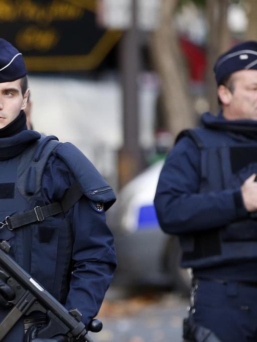 Polizisten patrouillieren nach den Anschlägen in der Nähe der Konzerthalle Bataclan in Paris.