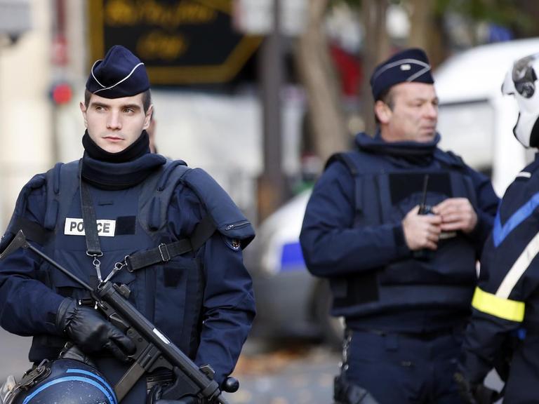 Polizisten patrouillieren nach den Anschlägen in der Nähe der Konzerthalle Bataclan in Paris.