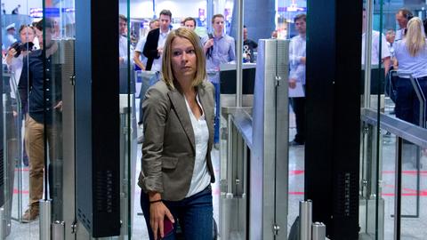 Eine Frau geht surch eine Sicherheitskontrollen am Flughafen in Frankfurt am Main