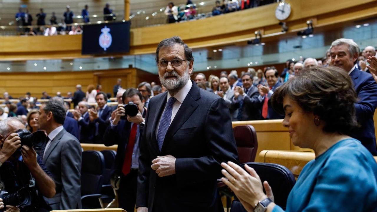 Rajoy steht am Rednerpult inmitten der Senatoren
