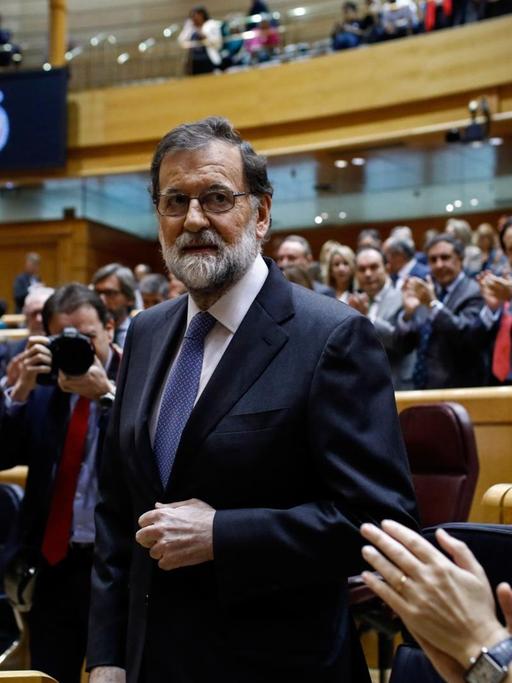 Rajoy steht am Rednerpult inmitten der Senatoren