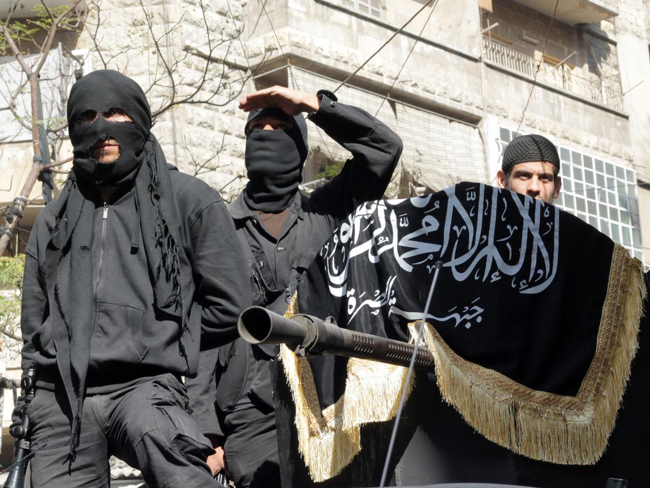 Unterstützer der Terrorgruppe IS während einer Demonstration in Syrien.