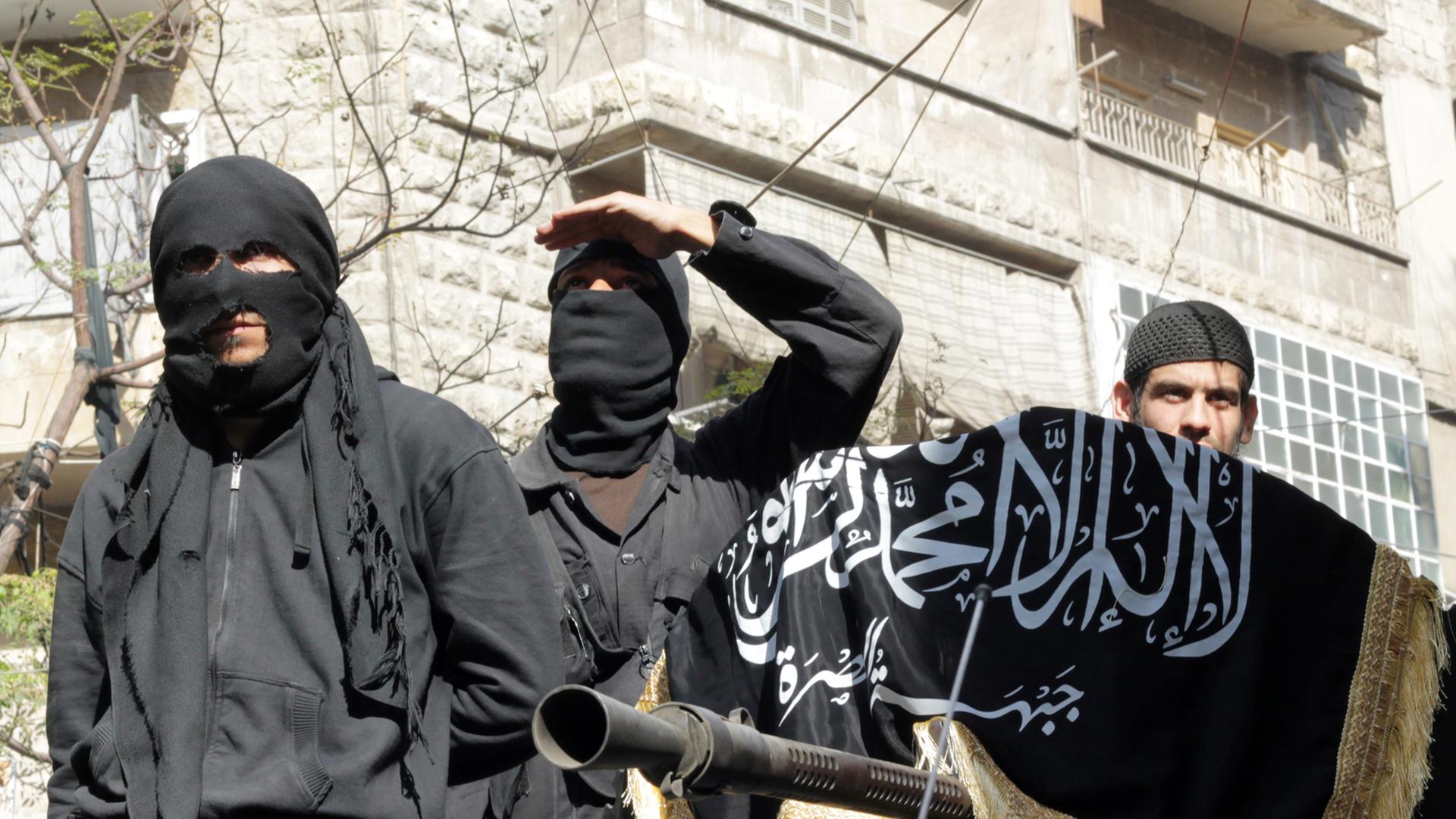 Unterstützer der Terrorgruppe IS während einer Demonstration in Syrien.