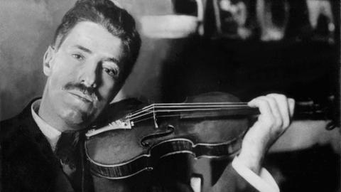 Der österreichische Violinist und Komponist Fritz Kreisler mit seiner Geige (undatierte Aufnahme). Er wurde am 2. Februar 1875 in Wien geboren und starb am 29. Januar 1962 in New York. |