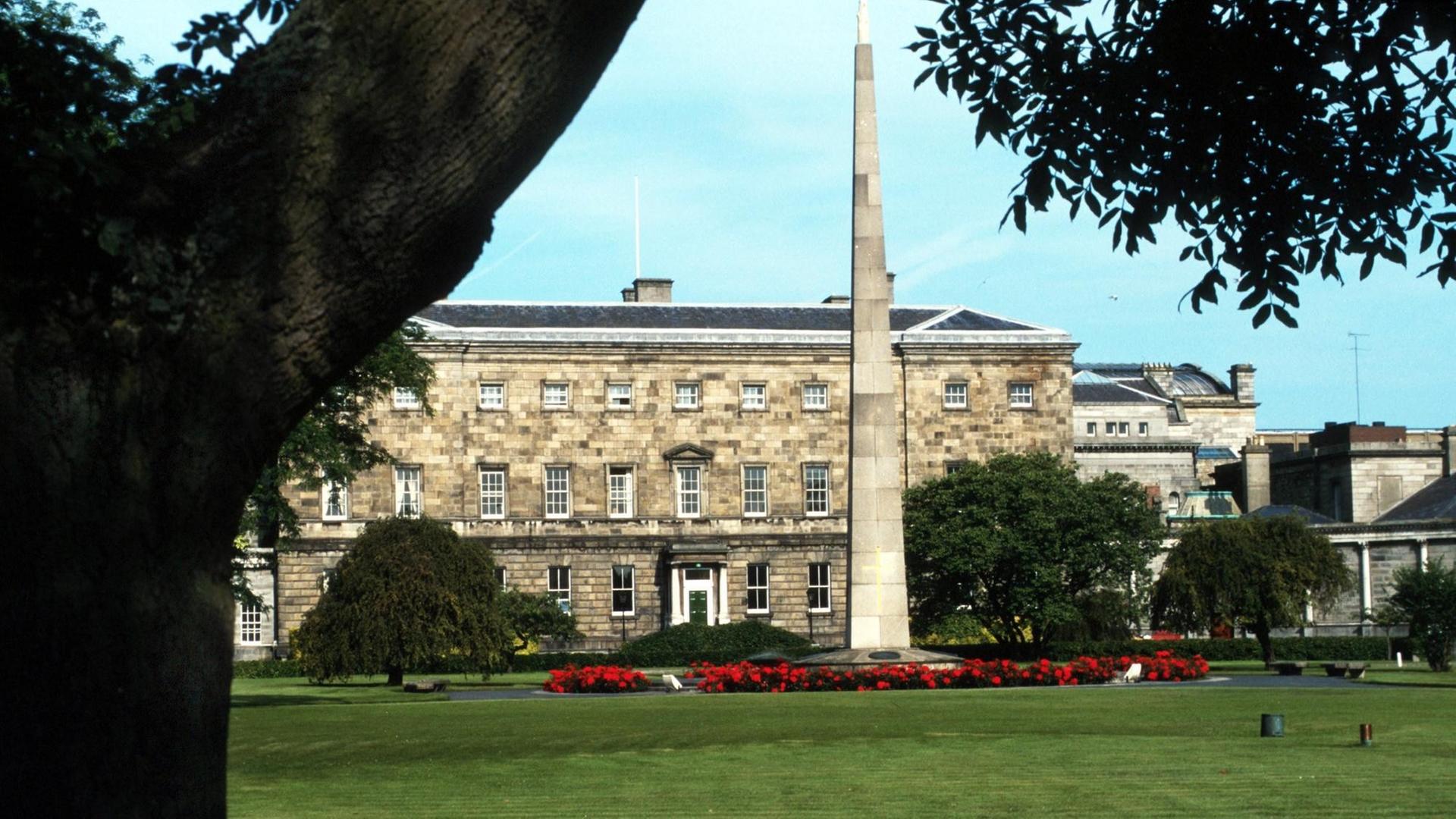 Blick auf Leinster House, davor Wiese und Bäume.