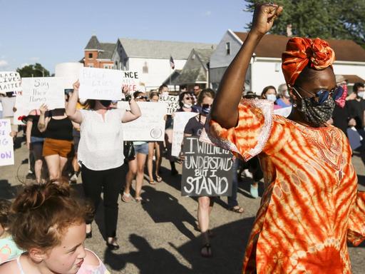 Eine Schwarze Frau hebt bei der Demonstration von Black Lives Matter im US-amerikanischen Sherrard Park ihre Faust.