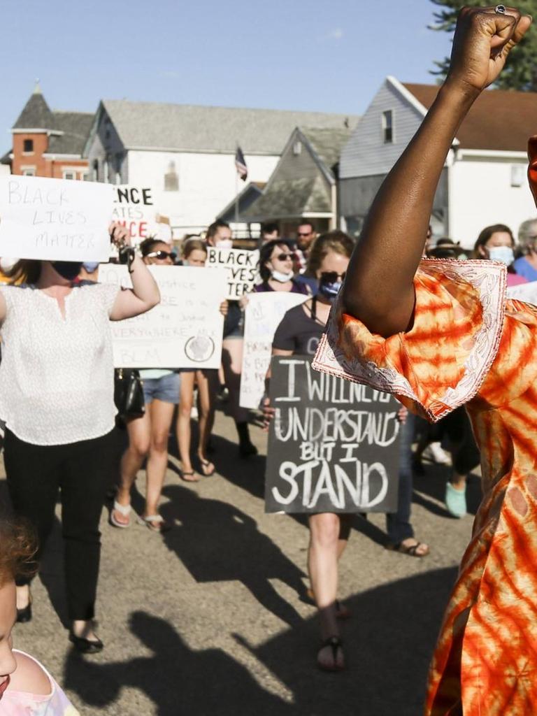 Eine Schwarze Frau hebt bei der Demonstration von Black Lives Matter im US-amerikanischen Sherrard Park ihre Faust.