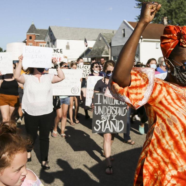 Eine Schwarze Frau hebt bei der Demonstration von Black Lives Matter im US-amerikanischen Sherrard Park ihre Faust.