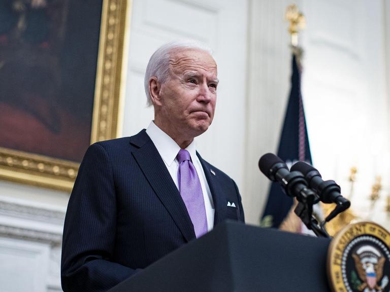 Der neue US-Präsident Joe Biden spricht im State Dining Room des Weißen Hauses vor dem Mikrofon am ersten Tag nach seiner Amtseinführung.