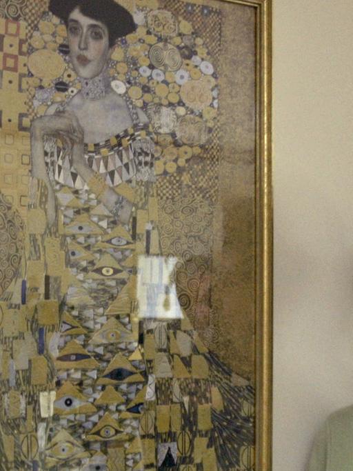 Maria Altmann, Erbin des Wiener Industriellen Ferdinand Bloch-Bauer, vor dem Gemälde "Goldene Adele" von Gustav Klimt, das von den Nationalsozialisten im Jahr 1938 enteignet worden war und nach einem sieben Jahre dauernden Rechtsstreit im Jahr 2006 von der österreichischen Regierung an die Eigentümer zurückgegeben wurde.