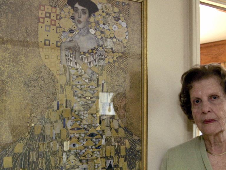 Maria Altmann, Erbin des Wiener Industriellen Ferdinand Bloch-Bauer, vor dem Gemälde "Goldene Adele" von Gustav Klimt, das von den Nationalsozialisten im Jahr 1938 enteignet worden war und nach einem sieben Jahre dauernden Rechtsstreit im Jahr 2006 von der österreichischen Regierung an die Eigentümer zurückgegeben wurde.