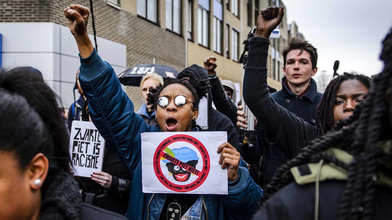 Demonstranten protestieren gegen diskriminierende Darstellung des "Zwarten Piet"