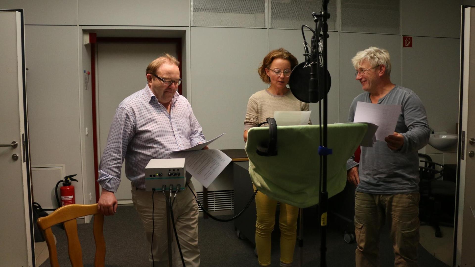 Aufnahmen zur Hörspielproduktion "Manitu" - Gustav Peter Wöhler, Carina Wiese und Jörg Schüttauf im Hörspielstudio