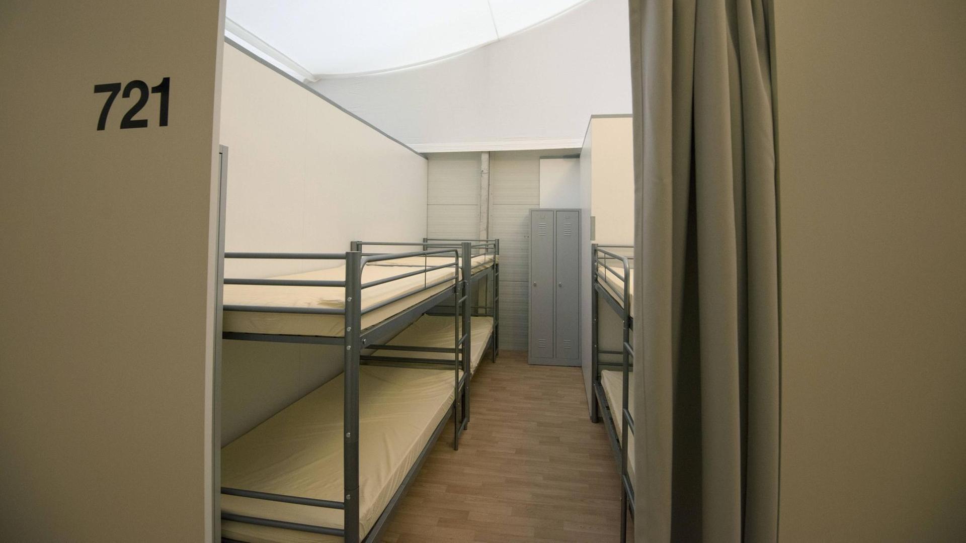 Schlafraum mit Doppelstockbetten in einer neu errichteten Leichtbauhalle in der Hessischen Erstaufnahmeeinrichtung fuer Fluechtlinge (HEAE) in Giessen