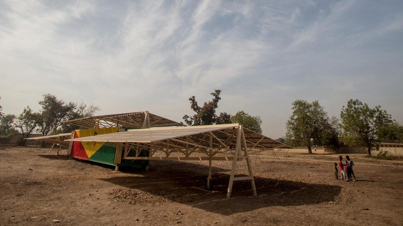 Das aufgebaute Mini-SolarKraftwerk des deutschen Start-ups "African GrenTec" im malischen Djoliba steht wie drei Dächer in der Steinwüste.