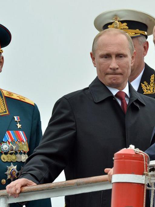 Wladimir Putin begutachtet zusammen mit dem russischen Verteidigungsminister Sergej Shoigu (li) in der Hafenstadt Sewastopol die russische Schwarzmeerflotte.