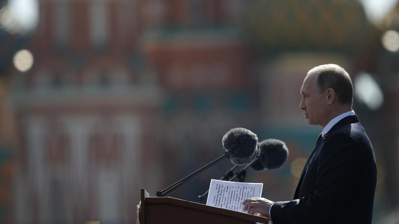 Der russische Präsident Wladimir Putin bei seiner Rede zur Siegesparade auf dem Roten Platz in Moskau