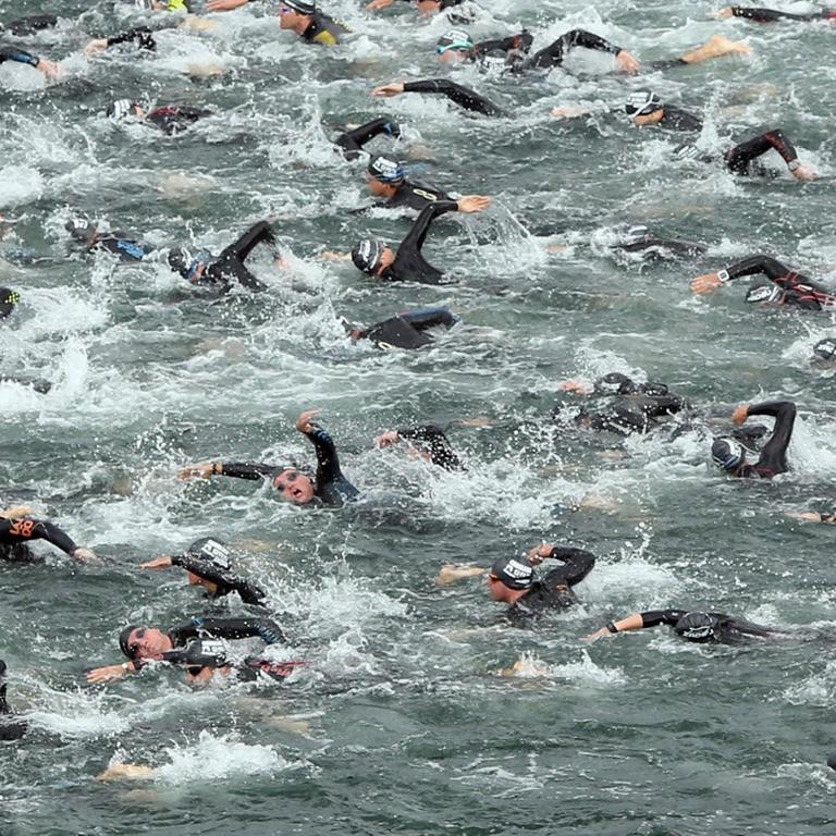 Triathleten schwimmen am 06.09.2015 beim Cologne Triathlon Weekend im Fühlinger See in Köln. 