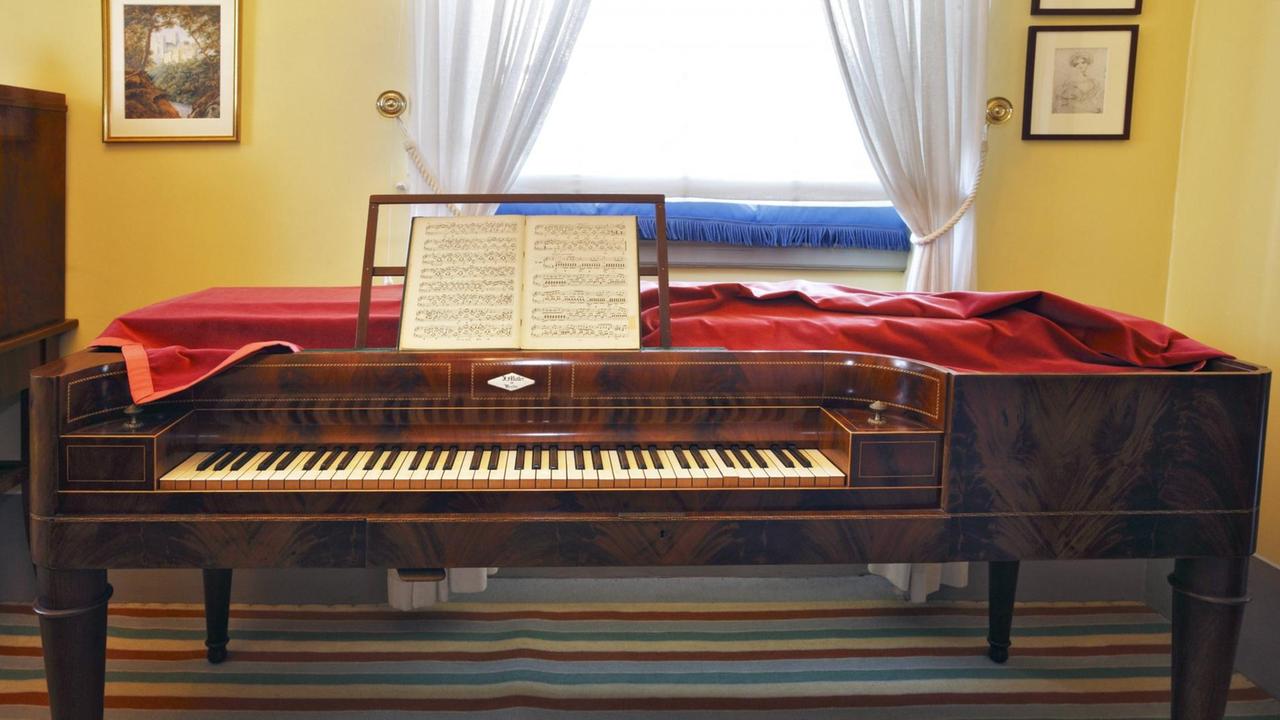 Das Hammerklavier von 1830 im Arbeitszimmer von Felix Mendelssohn Bartholdy mit aufgedeckten Tasten.