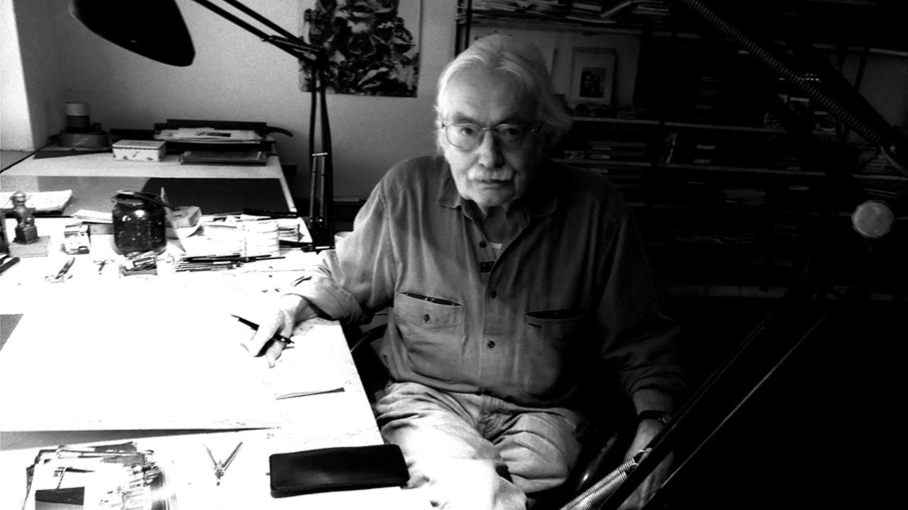 Porträt von Hans Hillmann an seinem Schreibtisch.