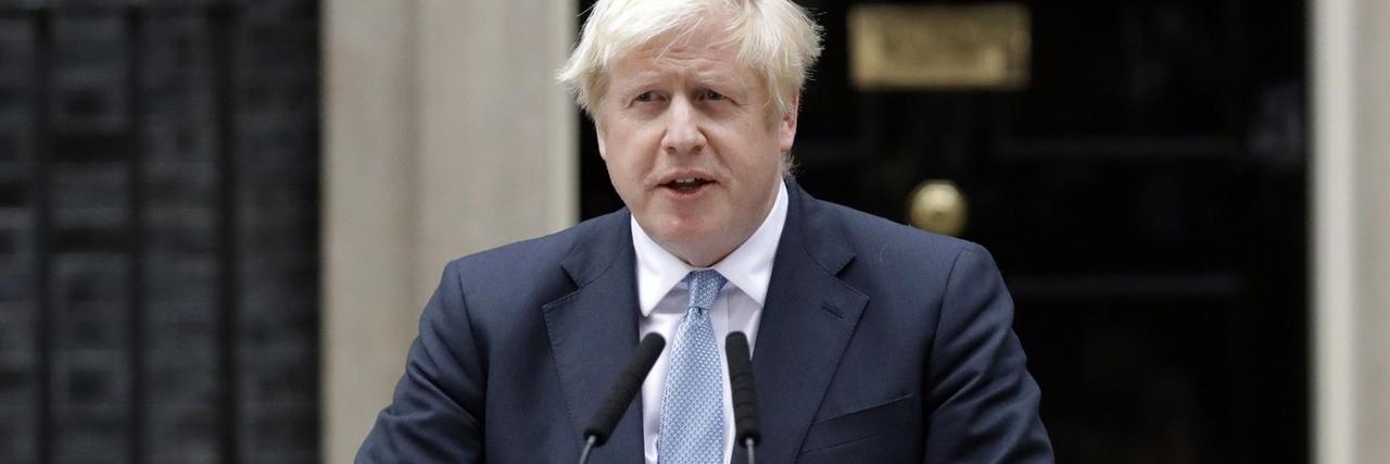 Das Foto zeigt den britischen Premierminister Boris Johnson vor Nr. 10, Downing Street in London.