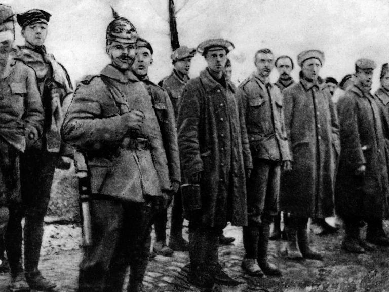 Gefangene britische Soldaten im 1. Weltkrieg nahe der belgischen Stadt Ypern 1915.