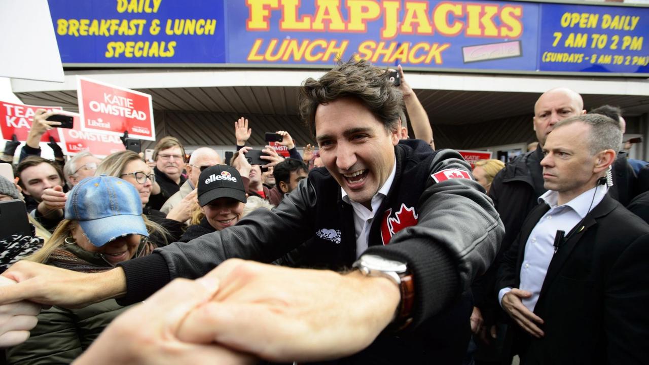 Trudeau begrüßt Bürger in Tilbury, Ontario, Oktober 2019
