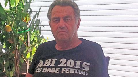 Der 72 Jahre alte Robert Spieß trägt ein T-Shirt mit der Aufschrift "Abi 2015 - Ich habe fertig".