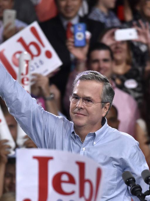 Der Republikaner Jeb Bush erklärt vor Parteianhängern in Miami offiziell seine Präsidentschaftskandidatur.