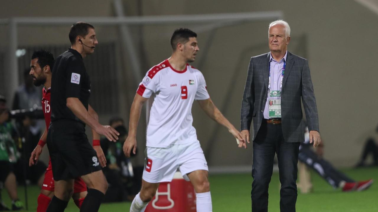 Bernd Stange als Cheftrainer der syrischen Nationalmannschaft an Spielfeldrand, während des AFC Asien-Pokal-Spiels der Gruppe B zwischen Syrien und Palästina im Sharjah-Stadion am 6. Januar 2019 in Sharjah, Vereinigte Arabische Emirate.